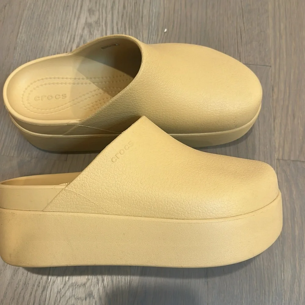 CROCS Dylan Platform Clog in Wheat color. Size 9 - Picture 10 of 11